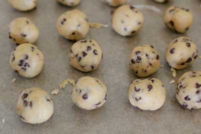 Balls of cookie dough lined up in a grid pattern on a table